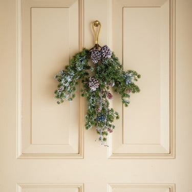CEDAR WREATH WITH PINE CONES