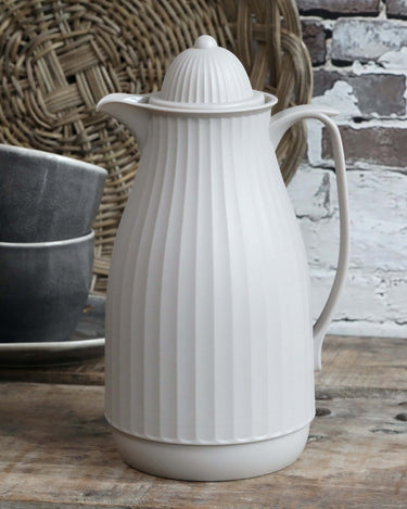 Thermos teapot in mocca in lifestyle picture